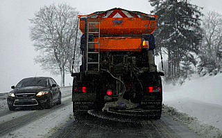 [AKTUALIZACJA] Trudne warunki na drogach regionu. Opady śniegu przesuwają się na wschód województwa